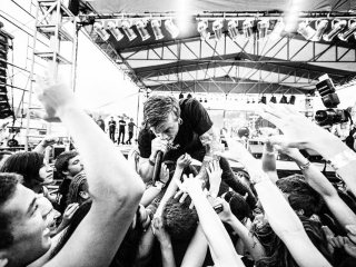 Волки у ворот выступают с вокалистом Ником Детти выступают с вокалистом Ником Детти